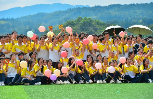 05251779714374739543.jpg 2026年5月25日,在贵州省从江县第一民族中学,学生在参加拓展游戏活动。 (14).jpg