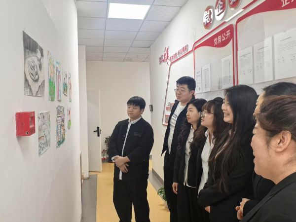 图为职工正在参观小朋友们的微画展-金雯晴摄.jpg