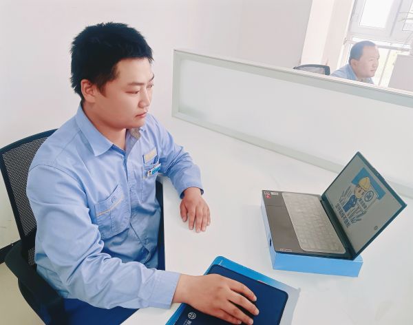 图为：员工观看廉洁表情包.jpg