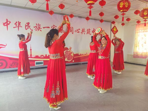 图为村民正在才艺表演.jpg