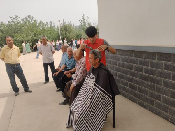 组织志愿者为群众理发.jpg