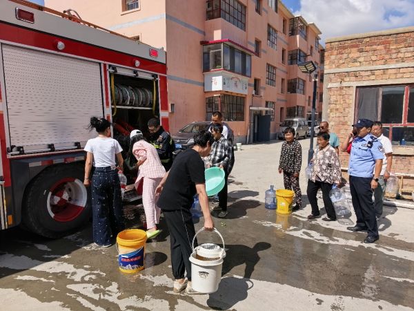 民警联系群众接水.jpg